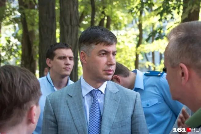 Суд отклонил ходатайство о замене меры пресечения на домашний арест, продолжив расследование дела о крупной взятке и нарушении должностных полномочий.