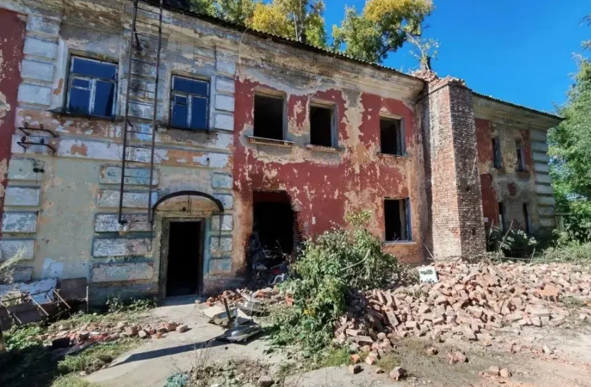 Начался демонтаж аварийного дома по адресу Новоугольная, 34. Здание построено в 1950 году и признано аварийным; жильцы расселены по муниципальной программе.