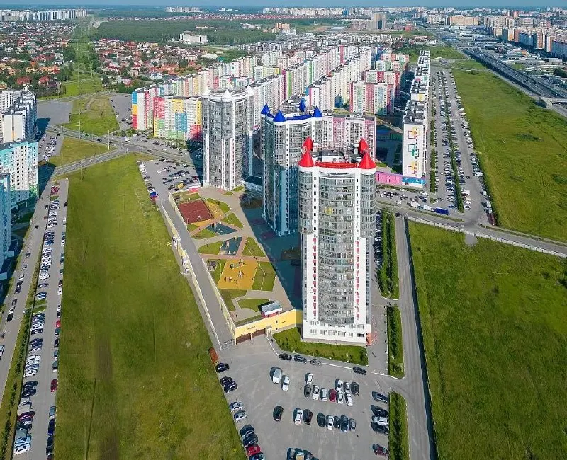 В новом районе Тюмени четвертым классам не хватает мест в единственной школе; жителей ждут поездки к врачам и отсутствие необходимой инфраструктуры при росте застройки.