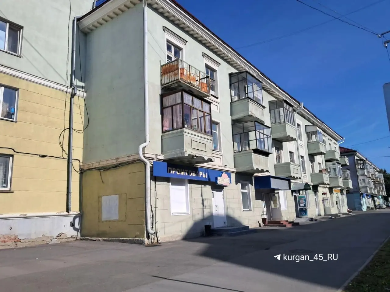 Жильцы сообщают о повторяющихся затоплениях канализацией; к устранению засора подключаются муниципальные службы и подрядчики.