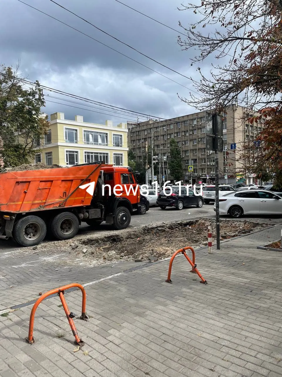 Расширяют пешеходную зону на оживлённом участке, что приводит к дефициту парковочных мест.