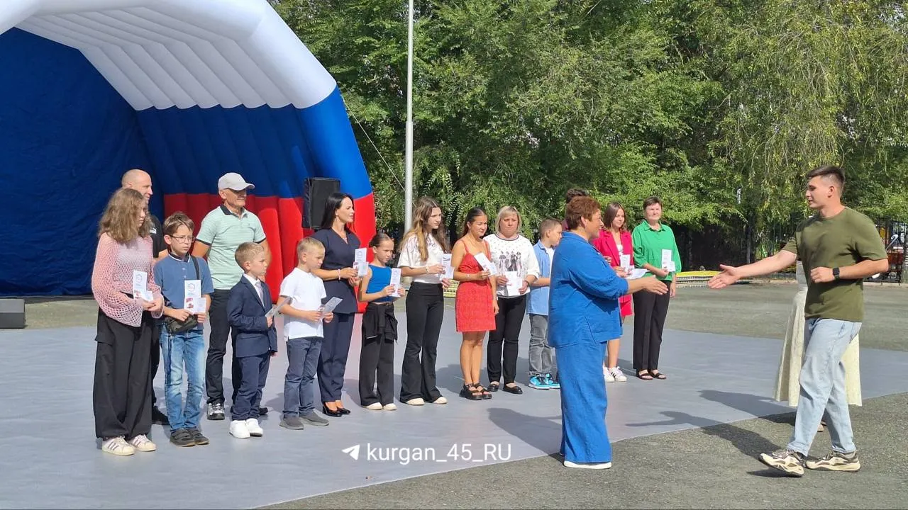 В городе Курган жители выстраиваются в очередь ради сдачи нормативов ГТО, чтобы продемонстрировать физическую подготовку.