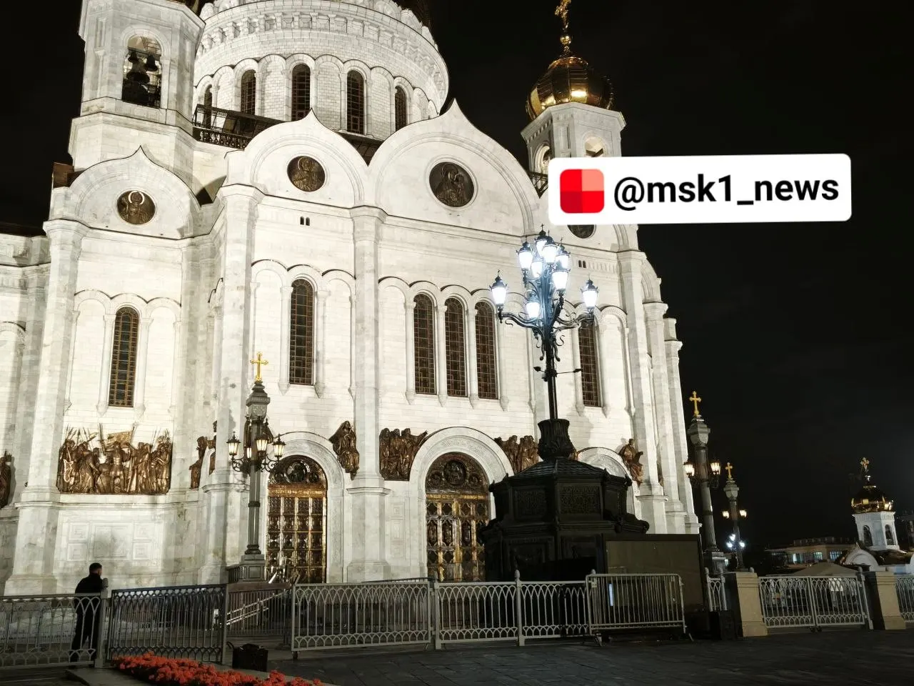 Люди занимают очередь у входа, пока храм готовится к открытию в 8 утра. Территорию перекрывают заборы, дворники приводят прилегающую площадь в порядок.