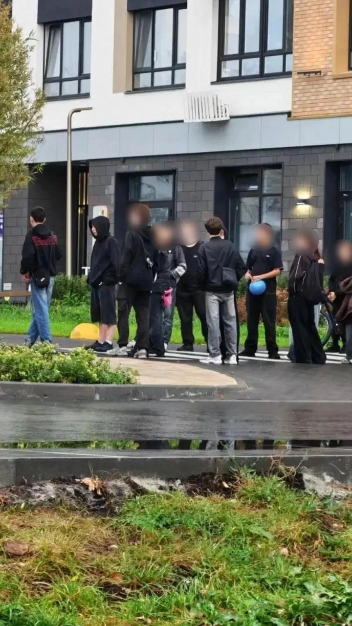 На детской площадке в Тюмени подростки напали на мальчика. Пострадавшему оказана помощь, полиция устанавливает обстоятельства инцидента.