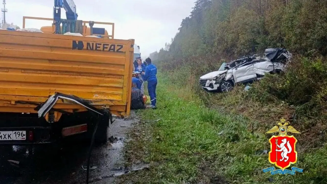Легковой автомобиль вылетел в кювет и врезался в припаркованный КамАЗ; погиб водитель Changan, пострадавший мужчина доставлен в больницу.