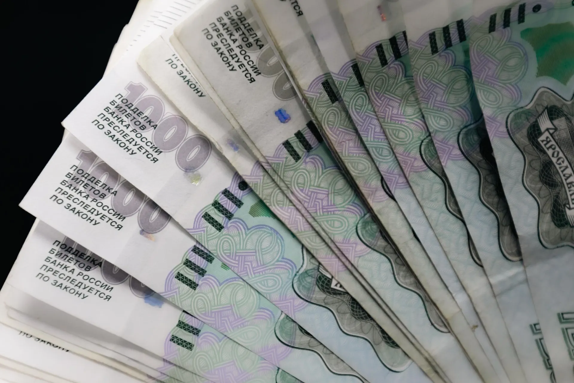 Эксклюзив: компания выплатила экс-главе 495 тысяч рублей после ареста счетов; за полгода оклад не индексировался.
