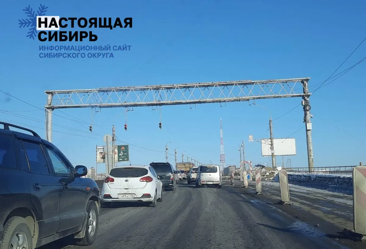 Бывший сотрудник рассказал, что у компании нет средств даже на материалы; работы на объекте фактически остановлены. По словам чиновников, темпы держатся и завершающий этап запланирован на октябрь 2026 года.