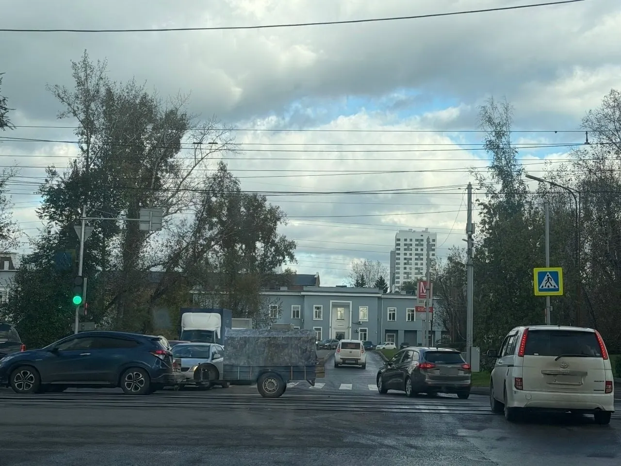 Заторы на выезде из жилого комплекса из-за очередей на заправке на перекрестке Мичурина и Кутузова мешают движению.