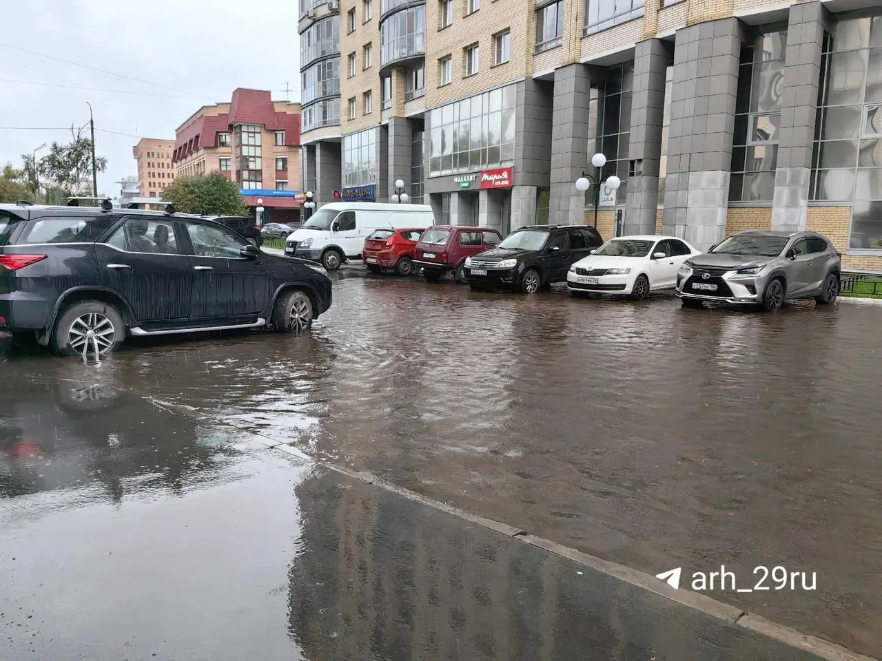 После сильных дождей в городе наблюдается подтопление улиц; коммунальные службы откачивают воду, проводится оперативная работа по освобождению дворов. Узнайте подробности ниже.