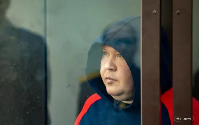 Свердловский областной суд частично смягчил приговор: сняли крупный штраф и арест имущества; часть исков направлена на новое рассмотрение. В деле рассматриваются эпизоды взятки и присвоения премий сотрудникам.