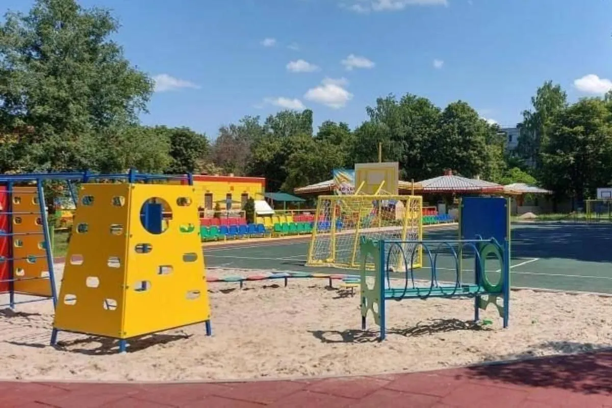 Обсуждается возможность вывода детей на прогулки в детсадах на фоне продолжающейся авиационной угрозы и атак дронов, приоритетом остаётся безопасность.