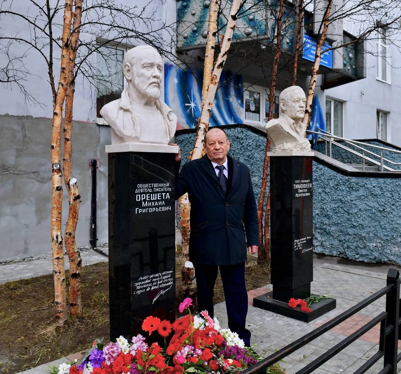 Городской совет принял решение присвоить звания почетного гражданина скульптору Александру Арсентьеву и директору Мурманского театра кукол Евгению Суханову.