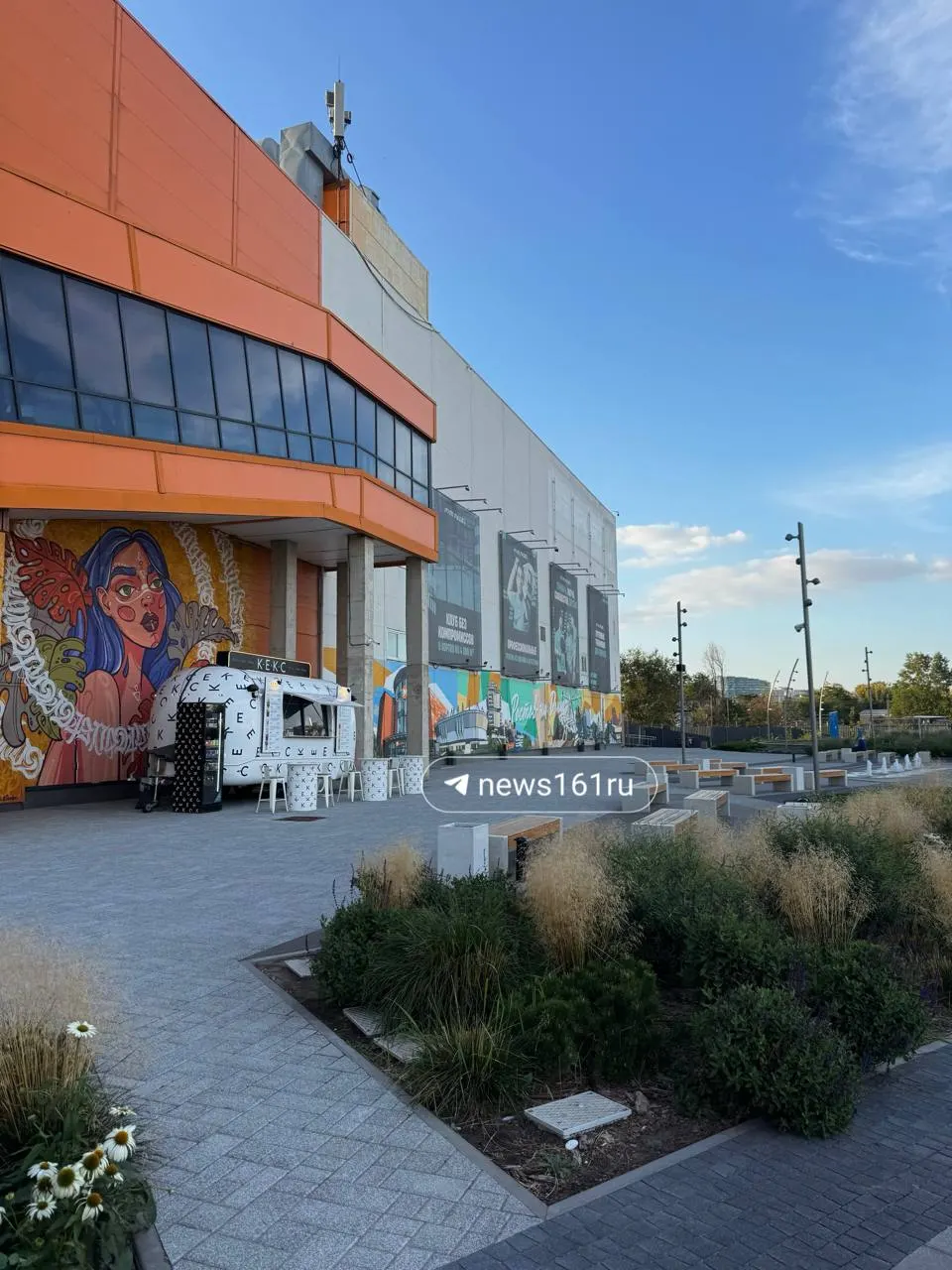 В новой зоне отдыха разместились лавочки, зелень, фонтан и детская площадка; посетители оценивают обновление.