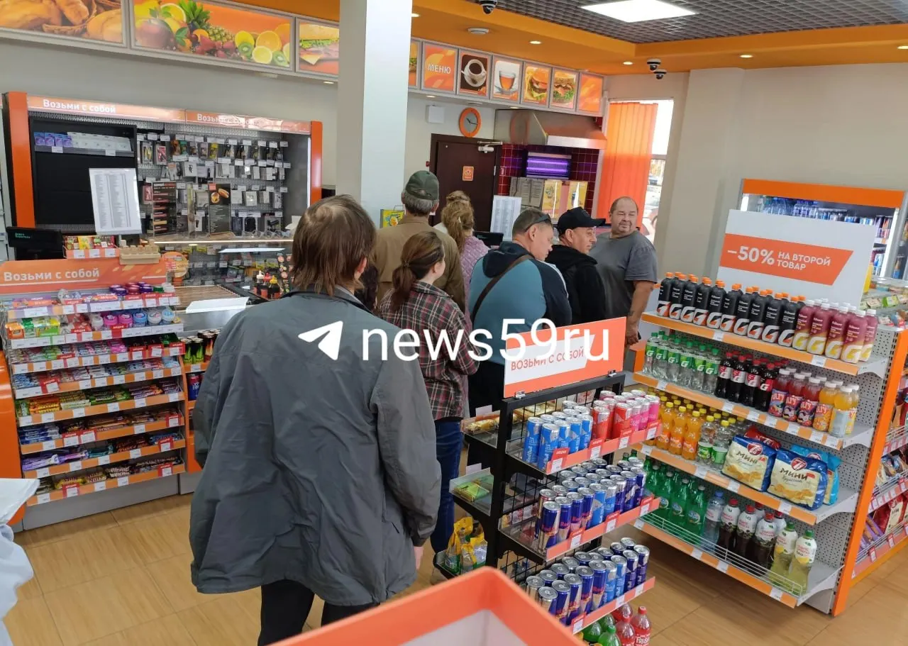 На заправке в Перми разгорелся конфликт, связанный с очередью и предположительным обслуживанием по привилегиям. Женщина утверждает, что ей залили меньше литров, чем она оплатила.
