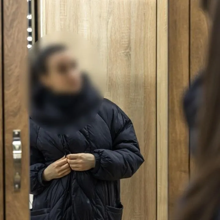 Жительница рассказала о настойчивой незнакомке, которая пыталась выдать деньги за пенсионера, заявив о выплатах и используя чужие данные.