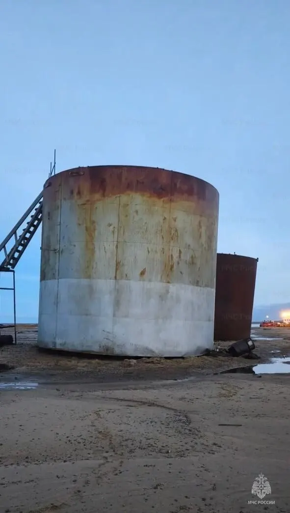 Около 200 литров дизельного топлива попали в воду в Таймырском заливе. Власти объявили чрезвычайную ситуацию, принимаются меры по водоснабжению и охране окружающей среды.