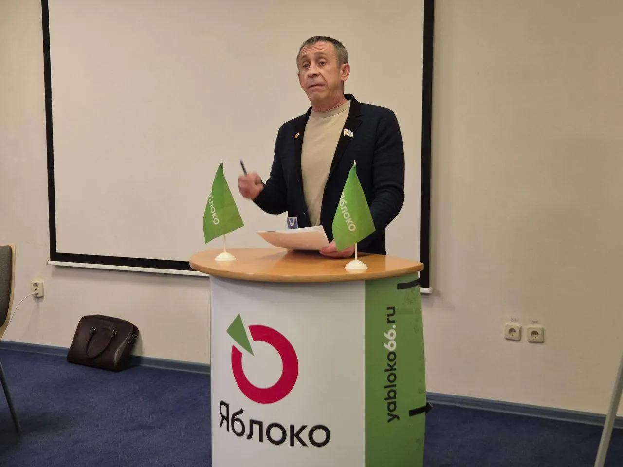 Кандидат от Яблока арестован на 12 суток за демонстрацию экстремистской символики; поводом стало повторное распространение публикации 2020 года.