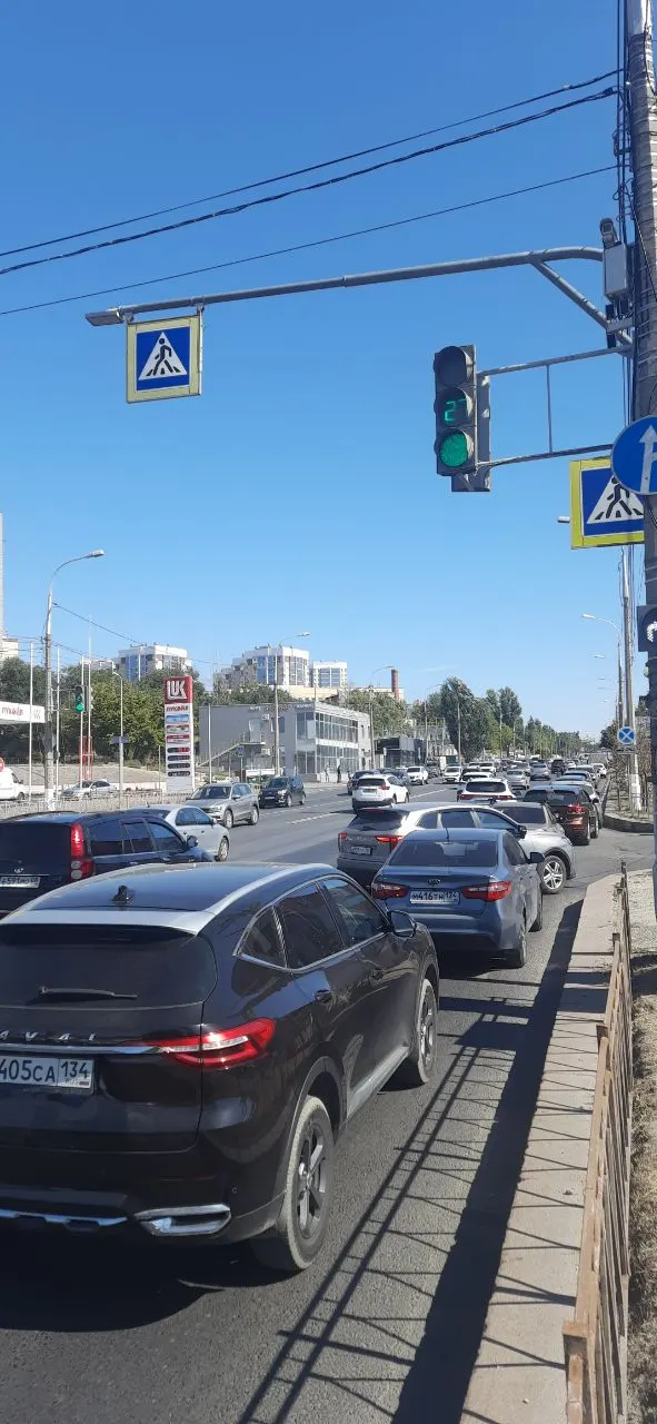Жители Волгограда фиксируют продолжение очередей на заправках к утру; подписчики публикуют фото и наблюдения.