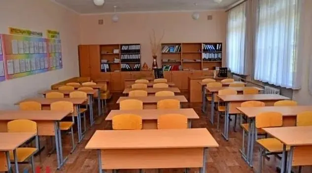 Родитель сообщает о травле в школе и конфликтах с учителем; ситуация требует проверки.