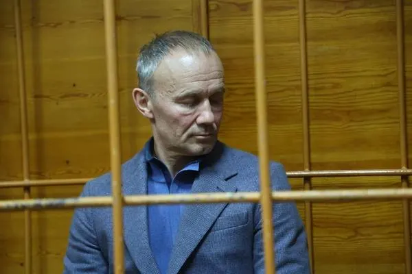 В деле бывшего вице-губернатора Свердловской области появляются новые эпизоды: речь идет о денежных выплатах и возможном покровительстве.
