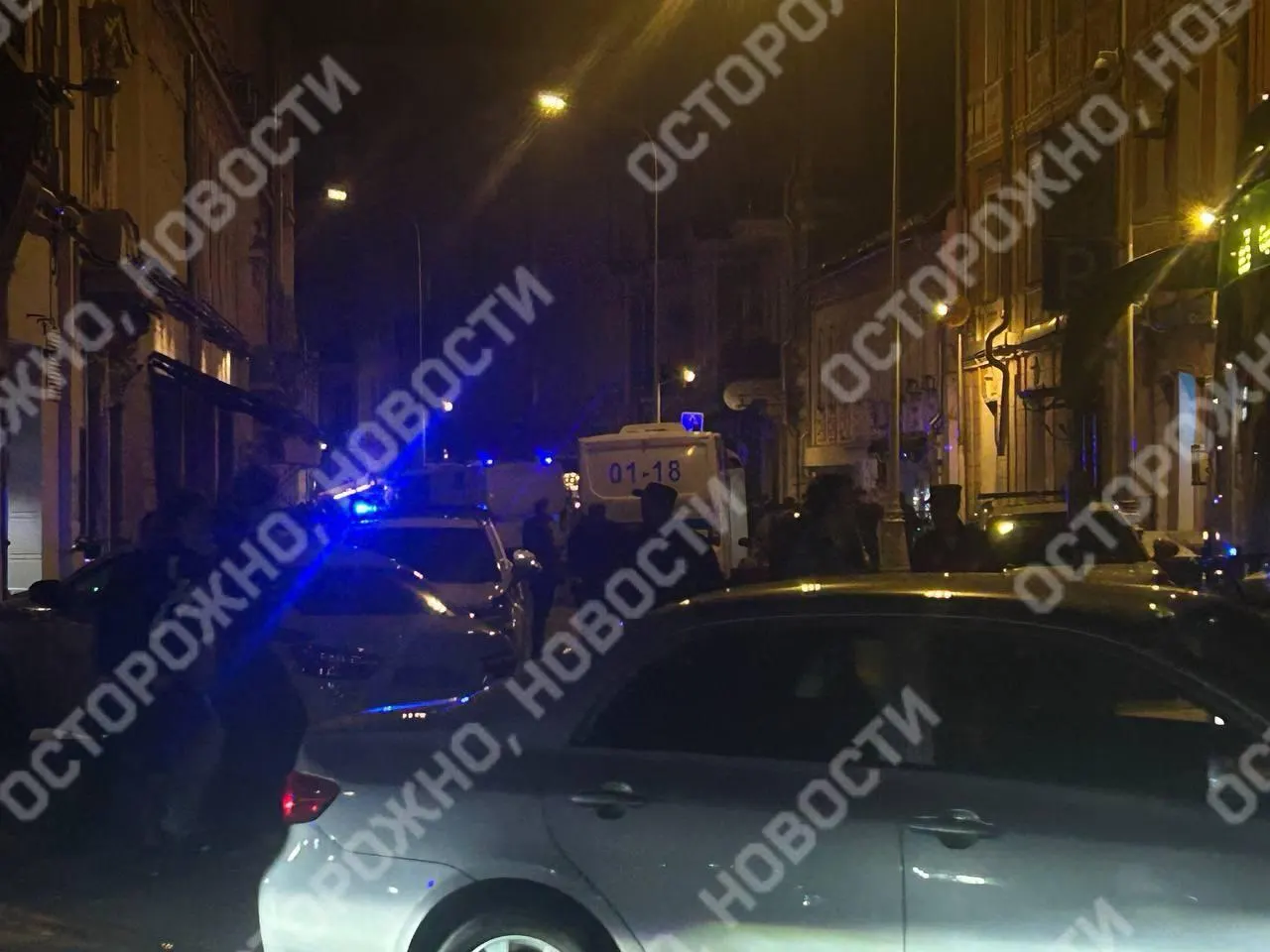 Перед запланированным выступлением в клубе на Покровке сотрудники правоохранительных органов вывели часть посетителей и оцепили заведение; организаторы сообщили об отмене мероприятия, задержания прошли.