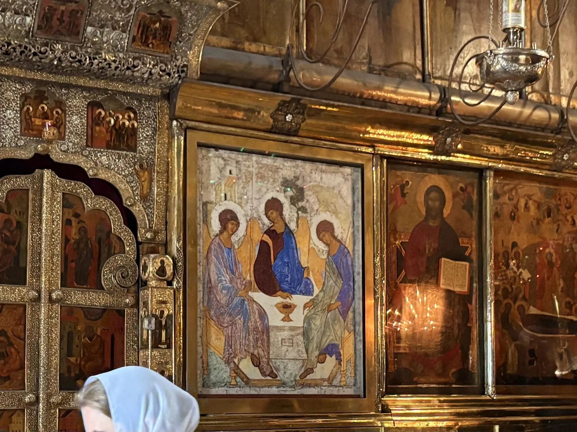 Священнослужители требуют вернуть икону Троица Рублева на историческое место, объясняя важность ее сохранения в лавре.