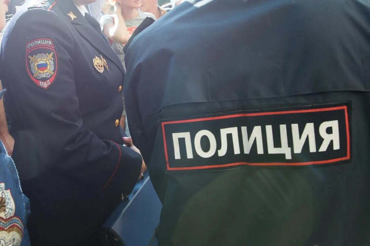 Во время торжественной линейки школьница с ножом напала на учителей; на место прибыли силовики, проводится расследование.