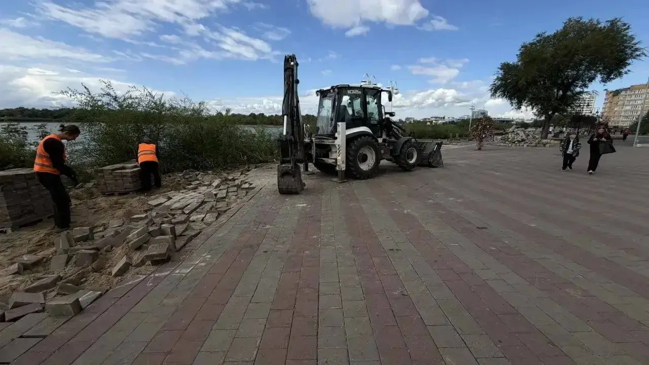Во время работ будет уложена велодорожка, гранитное покрытие и клумбы, появится новый арт-объект; замки с современного элемента благоустройства временно отправят на хранение и вернут после завершения работ.