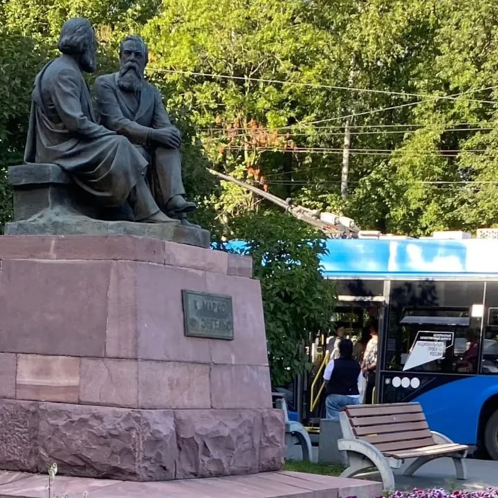 Жители города жалуются на задержки и отмены маршрутов, что затрудняет доступ к медицинским услугам и создаёт повседневные неудобства.