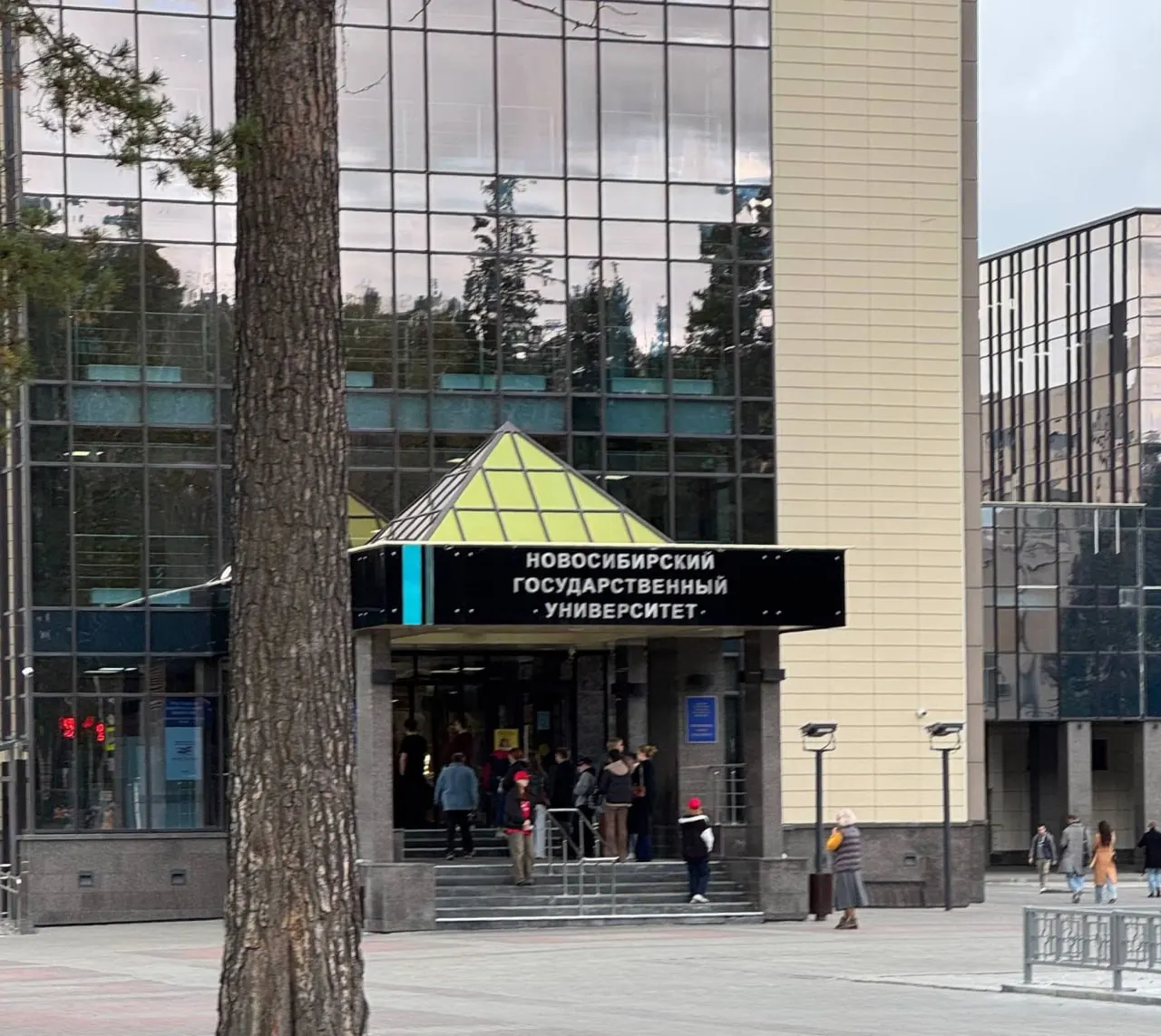 К полудню на участке в ректорском корпусе НГУ выстроилась очередь: около 40 человек голосовали одновременно, часть ожидала около 45 минут.