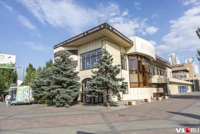Собственник ищет арендатора для помещения бывшего кафе на площади Чекистов площадью 605 кв.м; возможно частичное заселение и арендные каникулы, переговоры по франшизе пока без договорённостей.