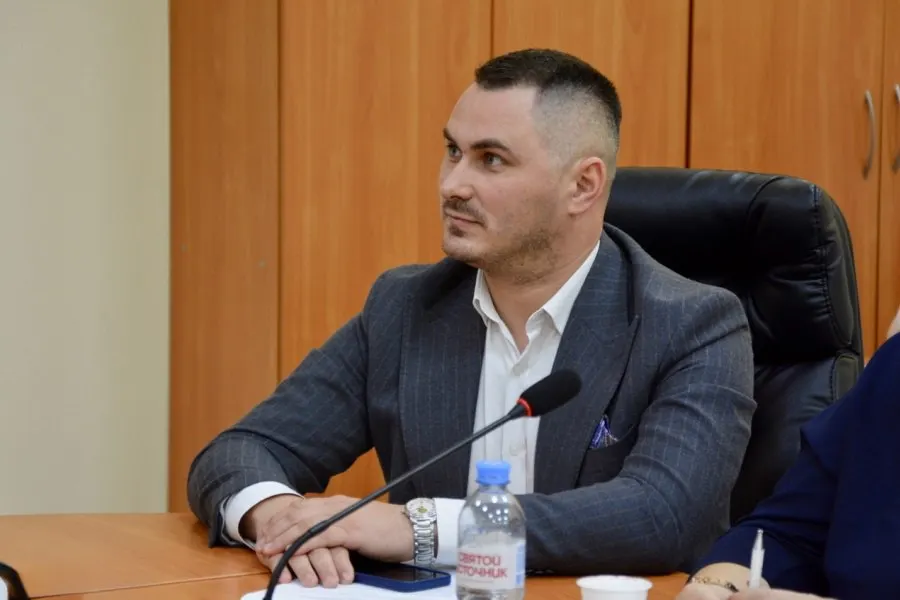 После прихода нового главы округа ситуация в Славске начала улучшаться, отмечаются прогресс в управлении жильём и благоустройством.