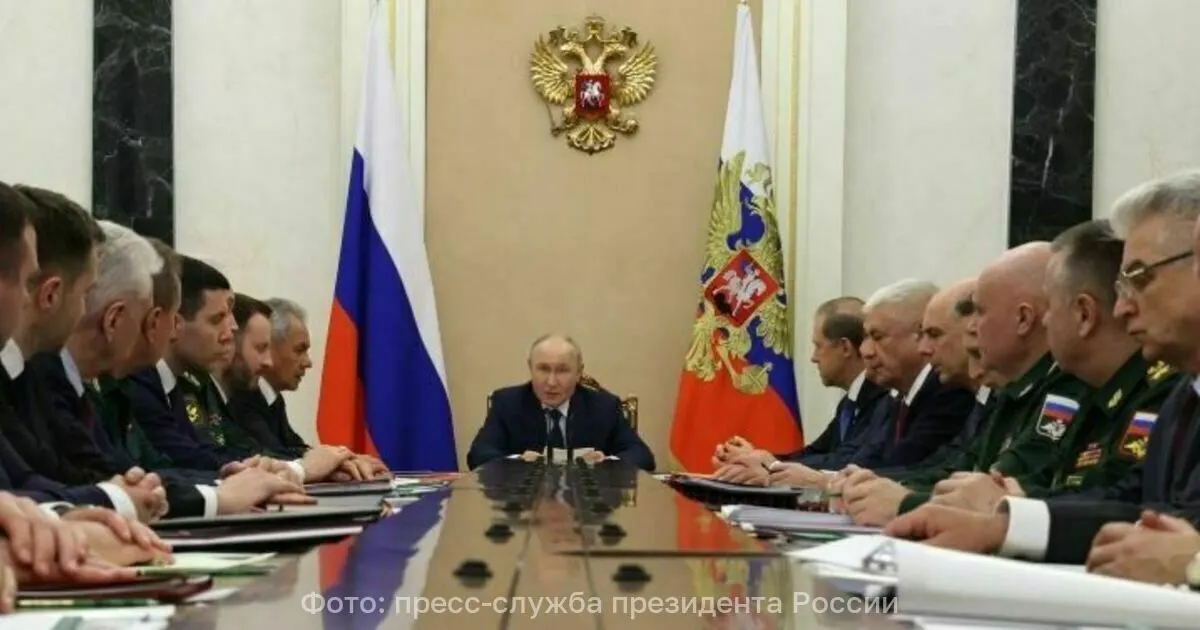 Во время заседания Военно-промышленной комиссии президент России отметил, что проводимые в Балтийском море учения включают отработку захвата гражданских судов, что поднимает вопросы о легитимности таких действий.