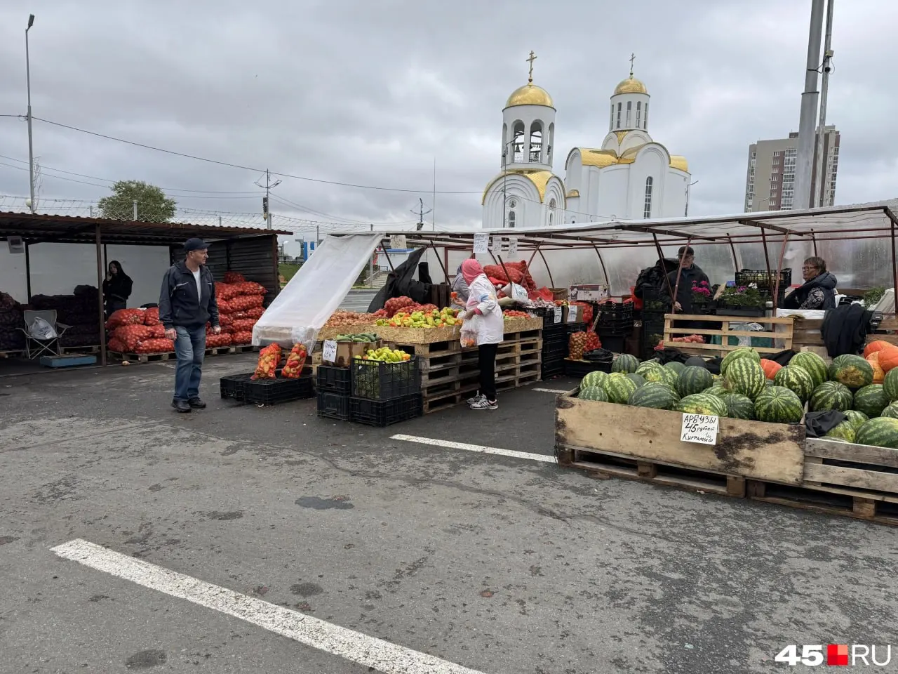 На ярмарке представлен широкий ассортимент сезонных овощей и фруктов, в том числе картофель, арбузы, тыквы и мед; ярмарка действует с утра до вечера и продолжит работу до середины октября.