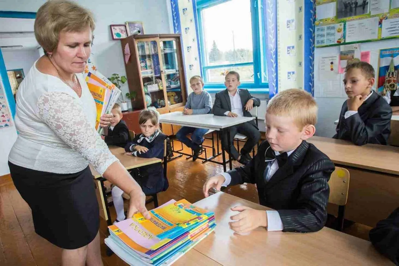 Если документ примут, педагоги смогут переезжать в сельские и малые населённые пункты региона и получать единовременную выплату.