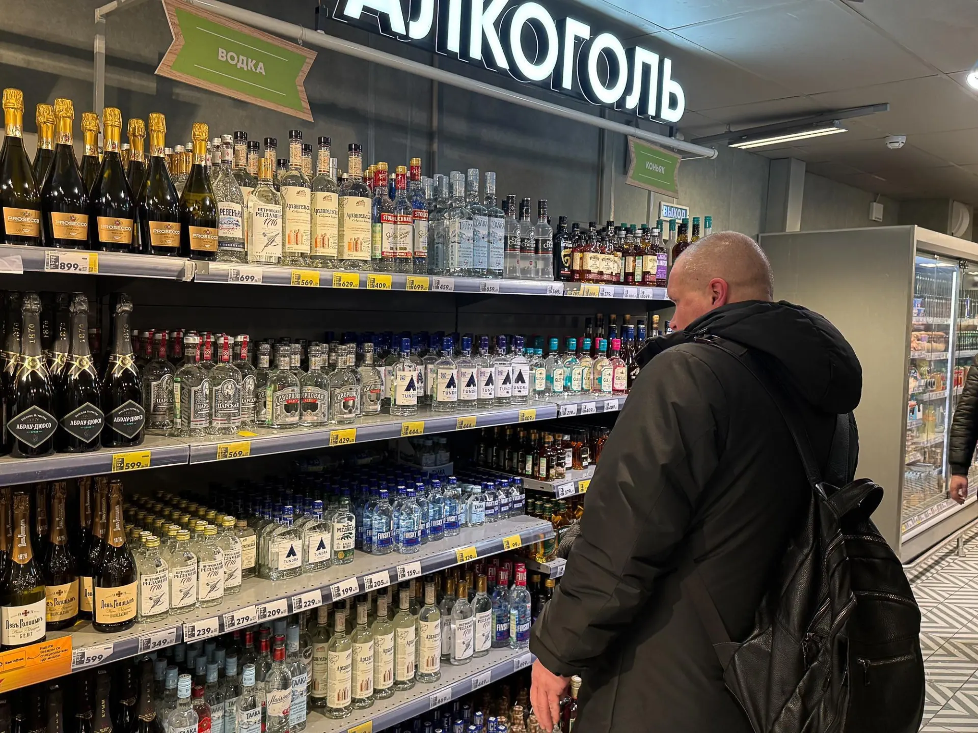 Правительство ограничило продажу алкогольной продукции в 18 регионах страны, меры вступили в силу 4 сентября.