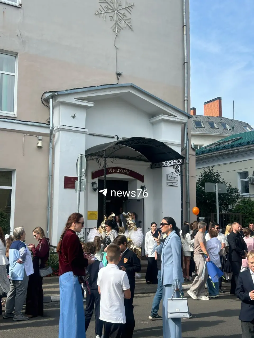 Родители и дети собираются у школы №4 на улице Волкова на праздник ко Дню знаний; линейка стартует в 11:00.