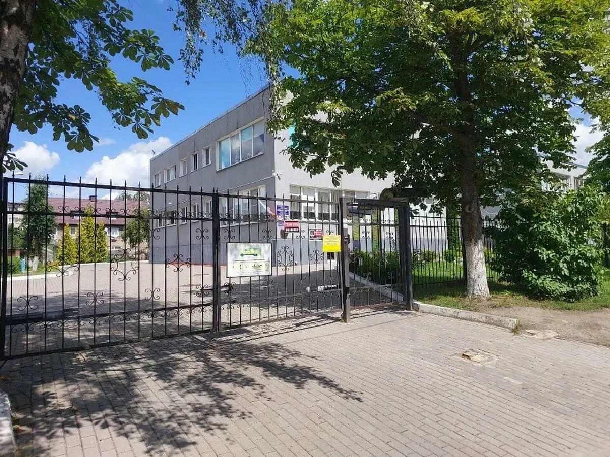 9 детей госпитализированы, ещё 3 проходят амбулаторное лечение; расследование причин инфекции продолжается.