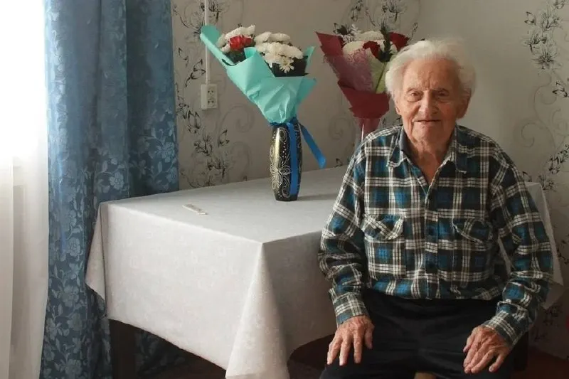Долгожитель из Самарской области отметил столетие; он родился в 1926 году и пережил войну, став свидетелем века перемен.