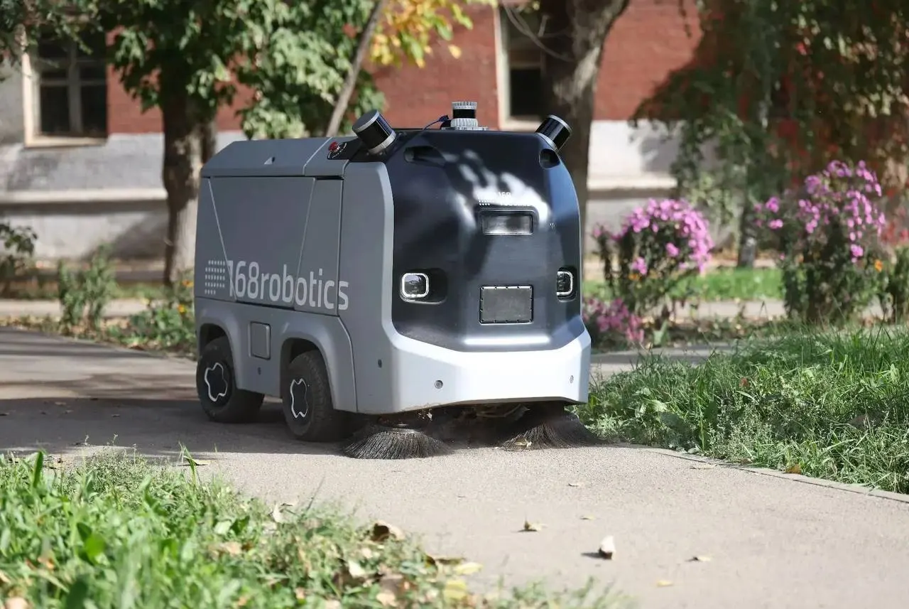 Новые автономные роботы‑уборщики начали тестирование на улицах города: они почти бесшумны, работают круглосуточно и в перспективе могут выйти в парки и на набережную.