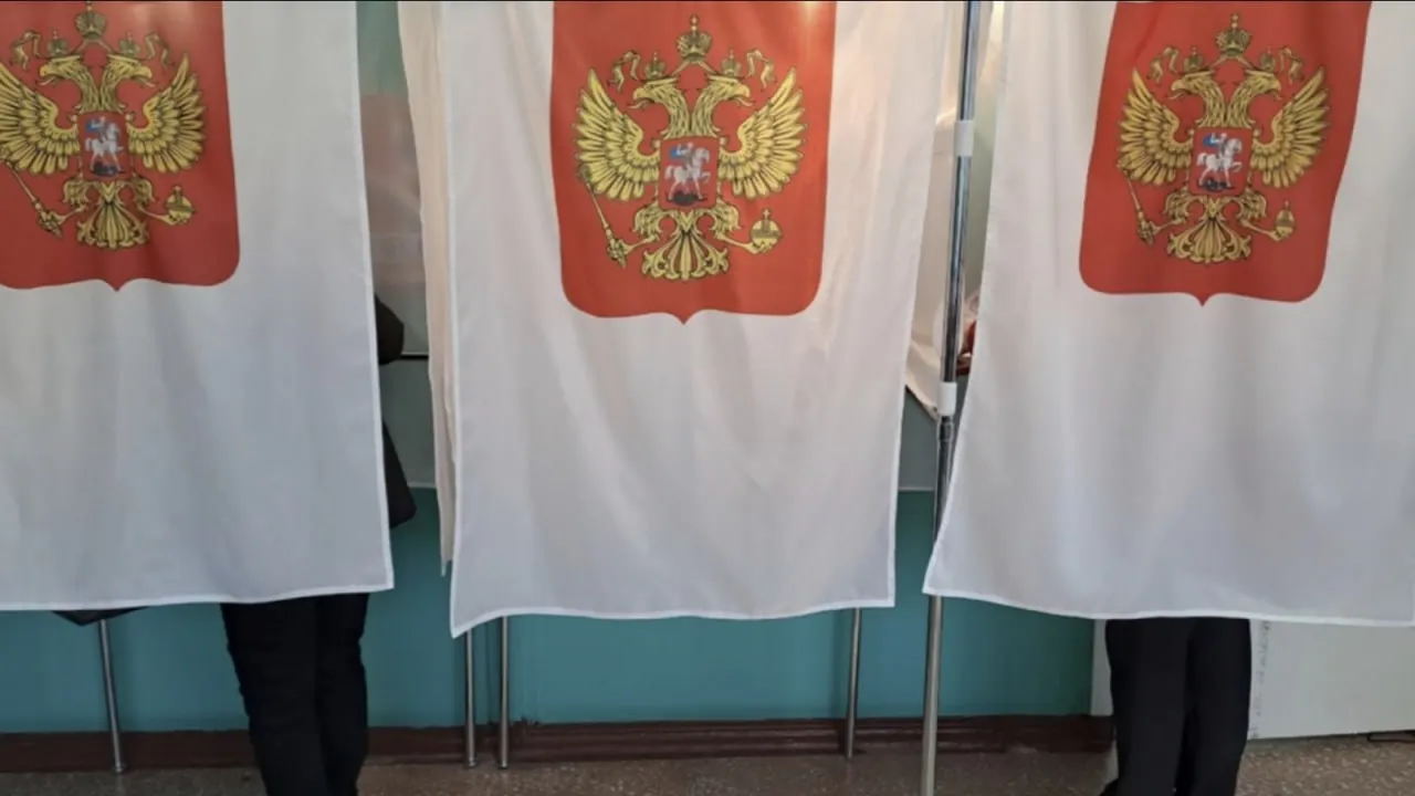 По закону их места перейдут к следующим кандидатам из партийных списков.