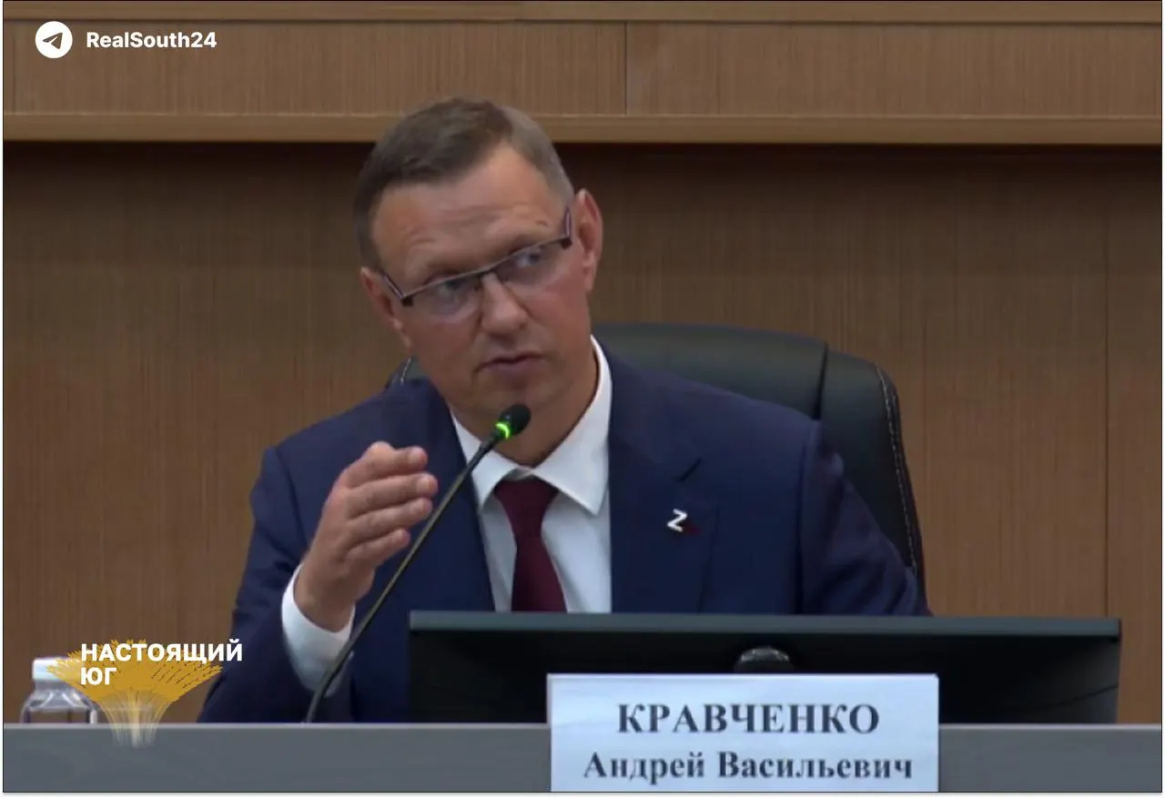 После жалоб на грязь и плесень на пляже Мысхако мэр лично проверил ситуацию и потребовал усилить уборку.