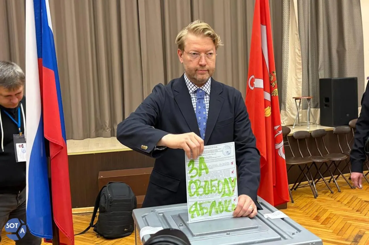 Лидер партии «Яблоко» Николай Рыбаков подозревается в мелком хулиганстве; дело передано на рассмотрение Выборгского районного суда Санкт-Петербурга.
