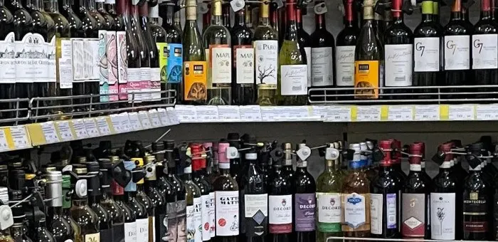 Будни: продажа алкоголя с 11:00 до 19:00, суббота — 11:00–16:00, воскресенье — 11:00–14:00; запрет в праздники и в многоквартирных домах сохраняется; власти обещают усилить контроль за нелегальной ночной торговлей.