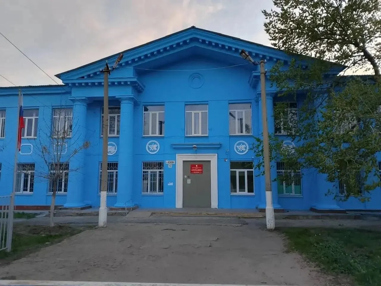 Городские власти рассматривают передати здания школы под коммерческие нужды, что вызывает возмущение местных жителей и вопросы об доступности образования.