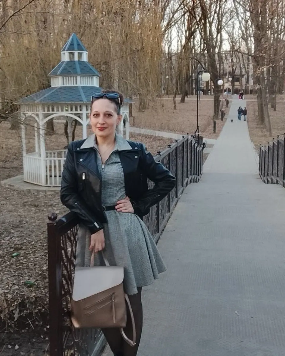 После вынесения штрафа в размере 1000 рублей женщину освободили, она пересекла границу в Ростовскую область; правозащитники опасаются за ее безопасность.
