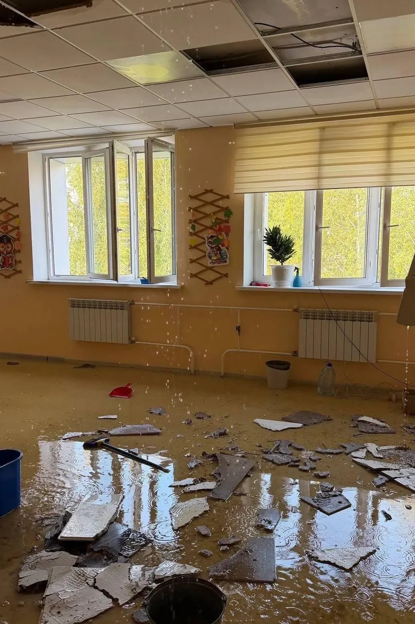 После возгорания в школе жители региона взяли восстановление на себя: приводят в порядок залитые водой классы и готовят детей к возвращению на занятия.