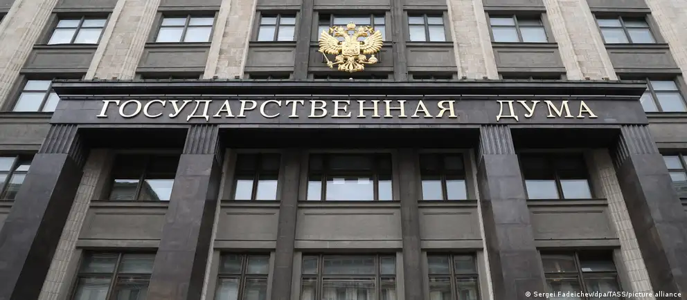 Кандидаты партии Яблоко претендуют на места в Госдуме по одномандатным округам. Кампания сопровождается арестами, уголовными делами и эмиграцией, а в регионах усиливается давление на кандидатов.