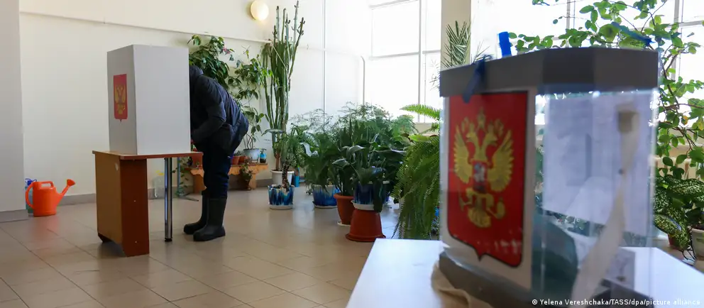 Читатели обсуждают варианты участия в выборах: от голосования по партийным спискам до порчи бюллетеня и бойкота, делясь своими подходами к принятию решения и мотивами.