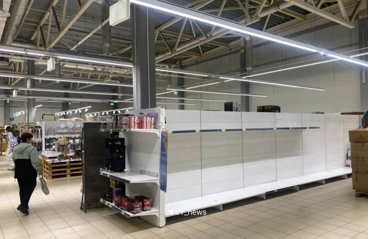 Смена арендатора в локальном супермаркете: распродажи остатков, пустые полки и ожидание нового формата.